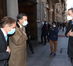 Su Majestad el Rey es recibido por el presidente del diario “El Correo”, Enrique Ybarra y el presidente del Grupo Vocento, Ignacio Ybarra
